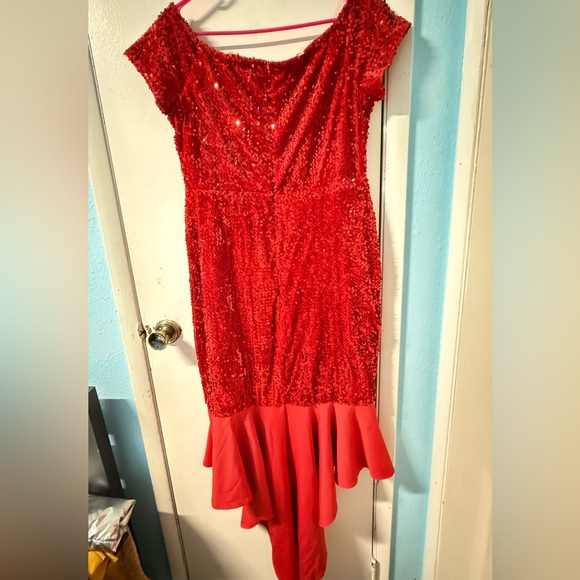 Elegant Red Off-Shoulder Sequin Dress - Picture 5 of 7